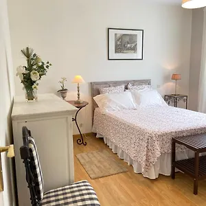 Avec Sa Salle De Bain Privée Attenante Et Wc Privé Couette-café